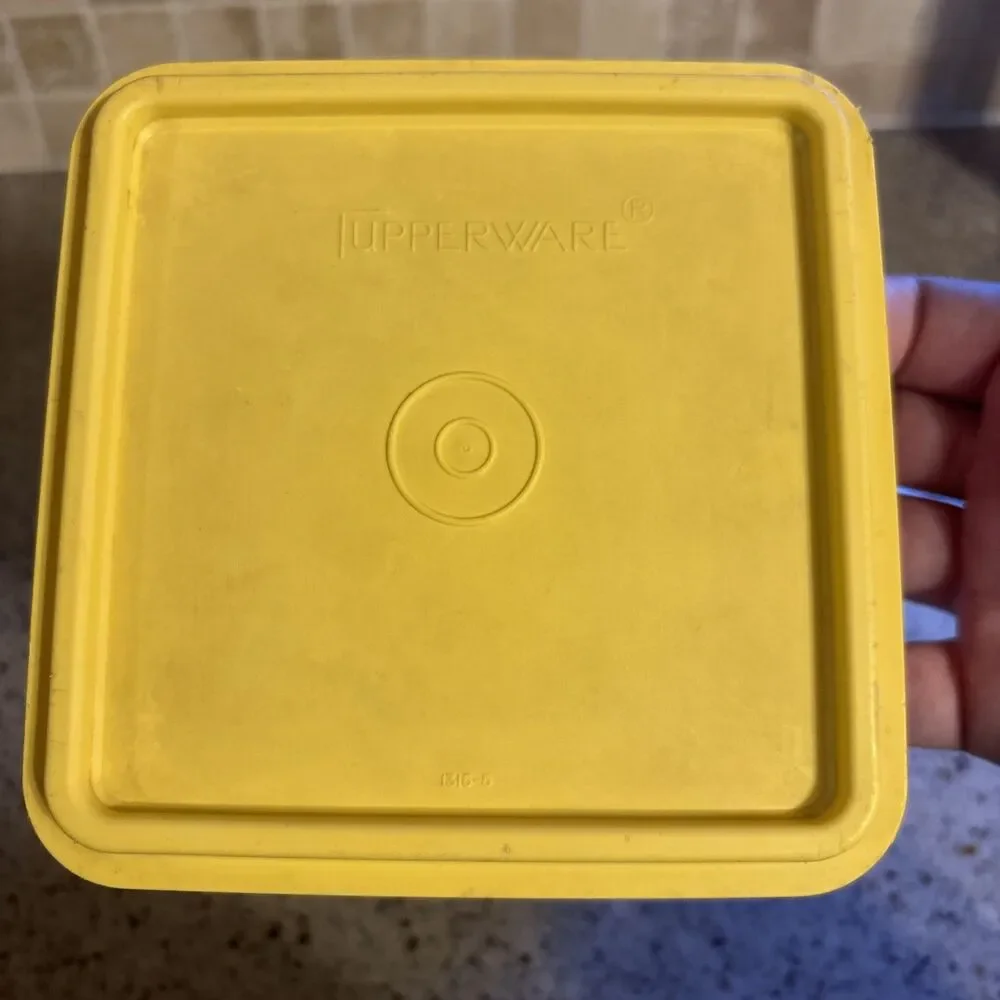 Tupperware Grey Speckled White Square Cracker Keeper 1314-1 & Yellow Lid 1315-5